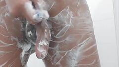 Französische milah CrossXx duscht und rasiert ihre sissy mit großem kitzler