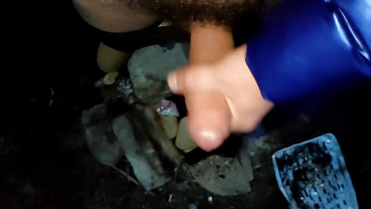 Ereksiyonlu sidik ve yemeğin üzerine boşalma açık havada firepit içine