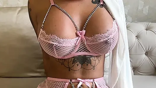 Allein zu hause hijabi trägt süße dessous mit großem schwanz-dildo