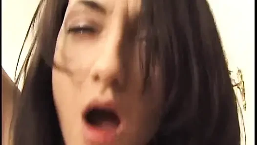 Baştan çıkarıcı orta yaşlı seksi kadın azdırıyor ve sonra derinden sikiliyor
