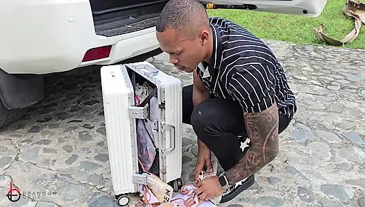 Patronum etrafta yokken karısını siktiğimi bilmiyor - Brandon Cruz ve Mariana Martix