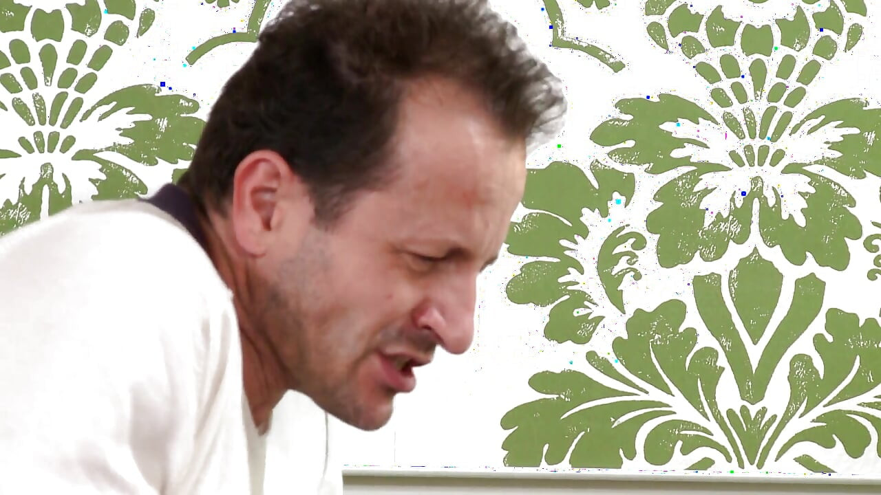 O tipă drăguță penetrată dublu pe canapea