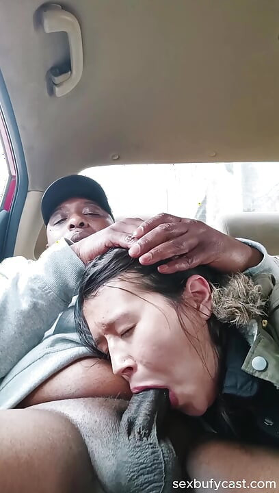 Une pute asiatique taille une pipe dans une voiture - gorge profonde risquée au bord de la route et avalage et MILF