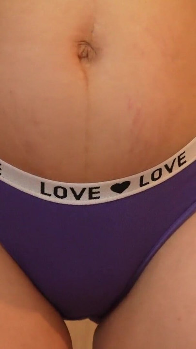 Chica india está en bragas moradas y muestra maxi almohadillas mientras los pone en sus bragas | Clip 1