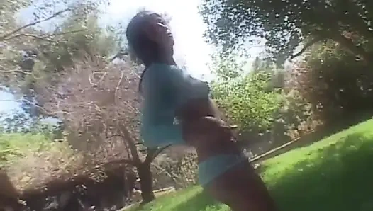 Sehr sexy schwarzes mädchen mit natürlichen möpsen liebt großen schwarzen schwanz in der muschi im mund