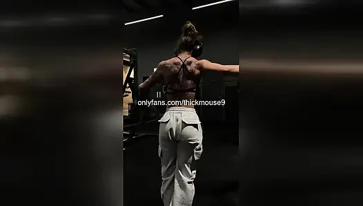 Die muschi des frechen teenagers rutscht während des live-tanzs auf instagram ab