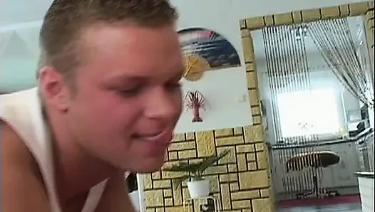 Cewek hot ini lagi asik ciuman dan ngentot pantat cowok ini pakai strap-on ukuran raksasa setelah memek dan mulutnya dientot habis-habisan