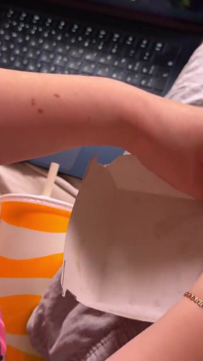 Sorpresa en una hamburguesa de Mcdonald's. Escupir en las tetas mientras se masturba | Clip 1