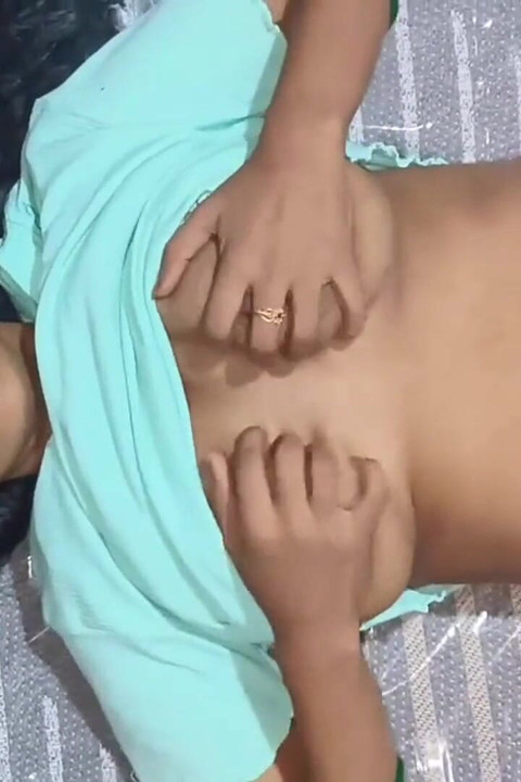 Dicke möpse bhabhi spielt mit ihren dicken möpsen und nippeln