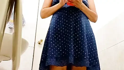 SEXY HAUSFRAU MIT BEHAARTER MUSCHI AUF VIDEO BEIM PINKELN ERWISCHT