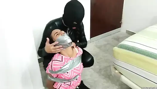 Esaret altında sapık genç çift