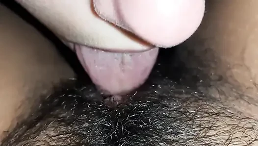 Aku jilat memeknya yang berbulu sampai orgasme dengan cepat