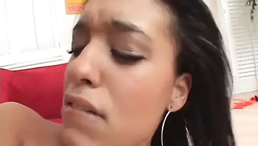 Ateşli hatun sıkı amcığını azgın bir adama sert siktiriyor