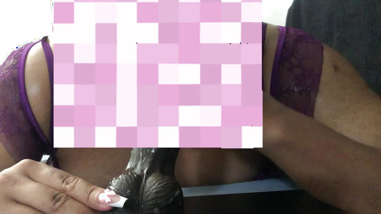 Paksu sissy-femboy antaa huonon imemisen ja ratsastaa dildollaan