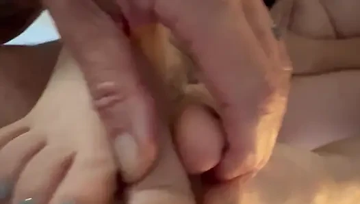 Ehefrau mit dicken titten versucht, im hotel ruhig zu sein, während sie kommt