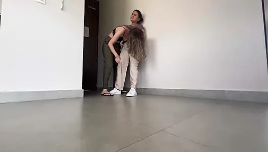 Kami bermain bersenang-senang seperti lesbian profesional