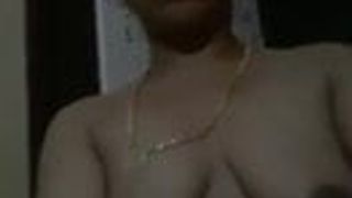 マドゥライのセクシーな少女ジータが裸の体を披露