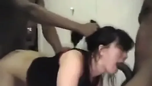 Une femme asiatique se fait baiser dans un gangbang