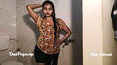 देसी भारतीय शीर्ष मॉडल आलिया आडवाणी से पंजाब ले रहा है शॉवर
