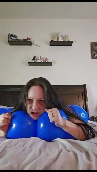 Poppar ballonger mellan mina lår