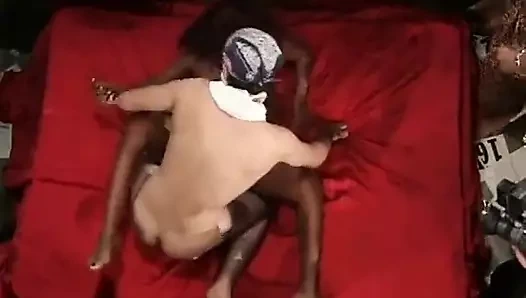 Чернокожую милфу с большими сиськами трахают и обкончали