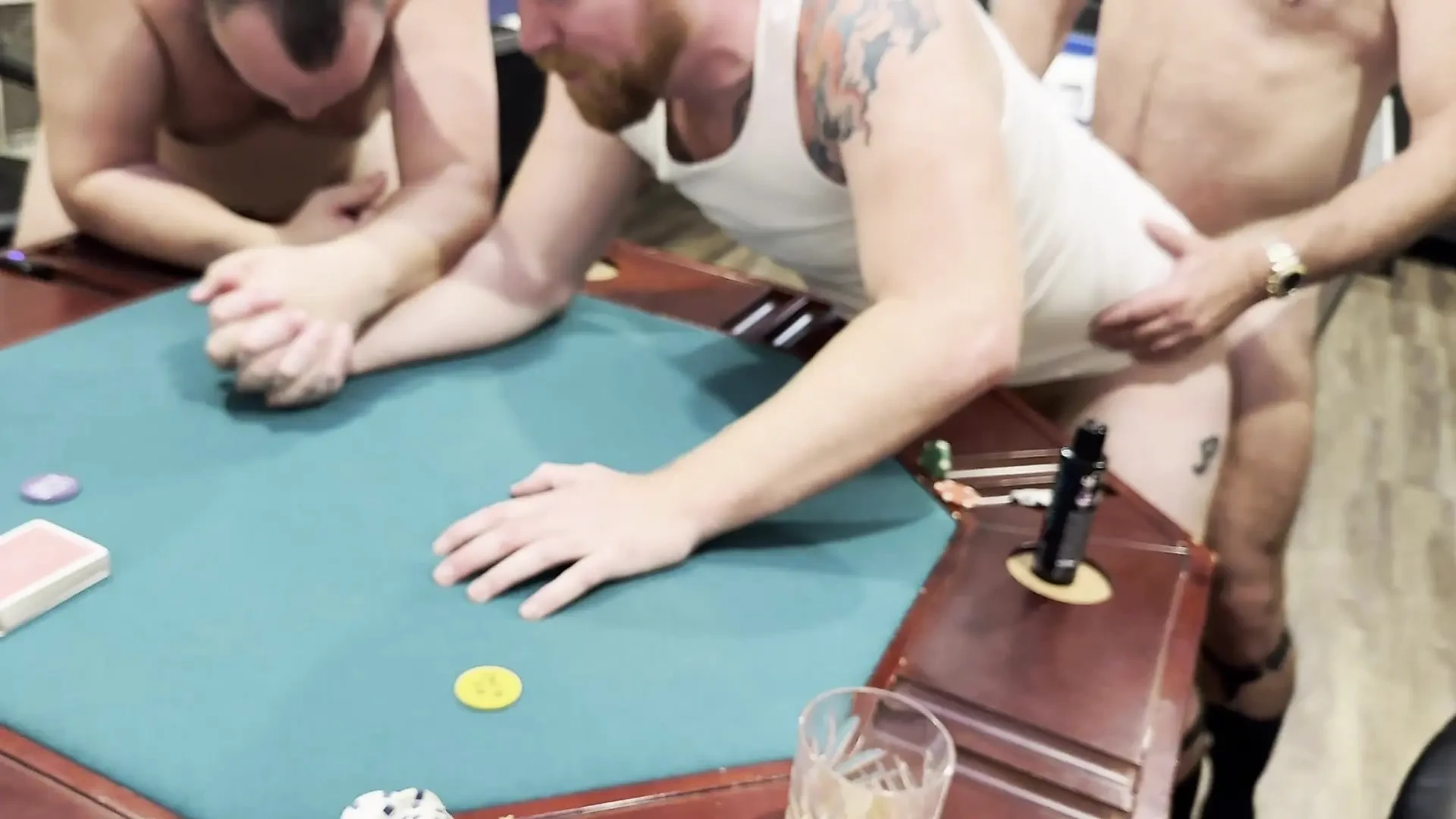 Striptýzová poker party se promění v gangbang