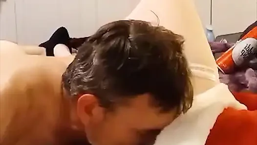 Ateşli orta yaşlı seksi iri güzel kadın arkadaşının göğüslerinden ve amından kırbaç kremi yemesine izin veriyor!