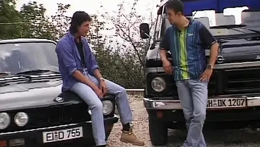 Sarışın hatun açık havada azdırıyor ve ranzmalı sikiş çılgınlığı