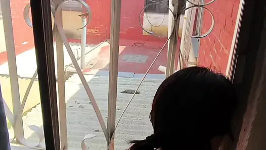 Riva wachte heiß auf und wir begannen am Fenster, jetzt sah uns der Nachbar