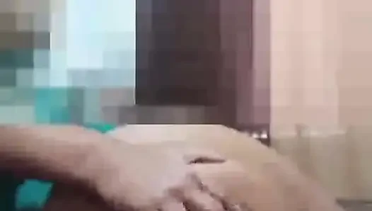 Çok ateşli tombul zenci kadın vücuduyla oynuyor