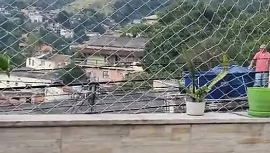 Tetangga hot ini pamer tubuh aduhainya di balkon rumah