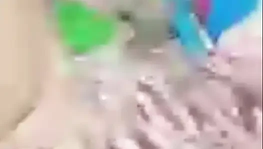Asyalı Kız Vajinasını Ve Büyük Göğüslerini Gösteriyor