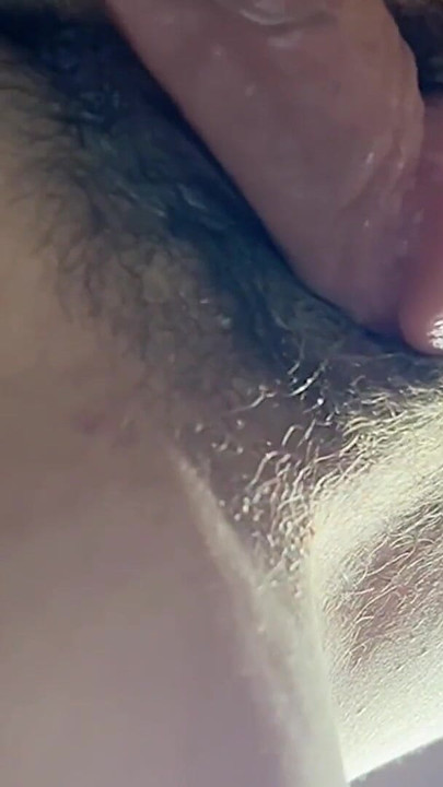 18歳の童貞が後ろにいる。巨大なディルドが彼女を擦り、彼女をイかせる!!! | クリップ 2