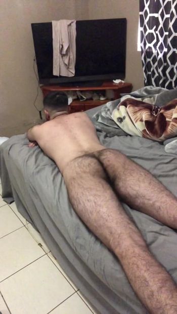 裸の19男性のセクシーな大きなお尻は豚のようにベッドでおなら