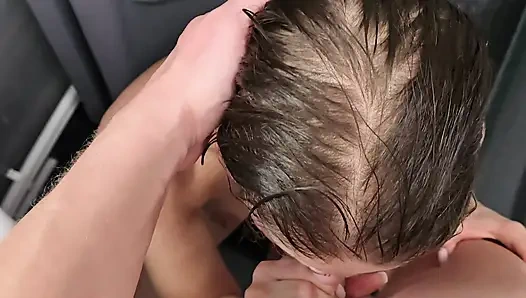 Tetangga kamar asrama ngentot dirinya sendiri dengan dildo. Aku memberinya penisku.