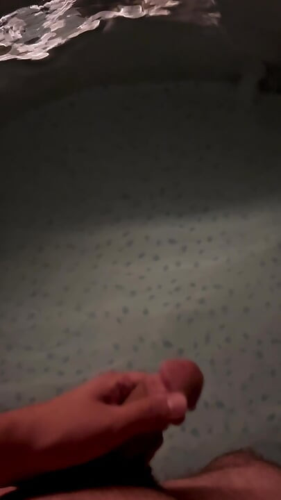 Riesgo público: masturbándose en la piscina de mi vecino hasta que exploto