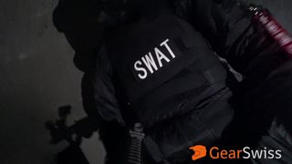 Swat -soldaat speelt met zijn geweren