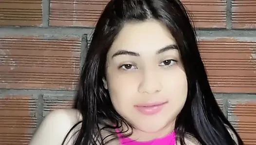 Üvey kız kardeşimin sıkı vajinasını mastürbasyon yapıyorum ve mükemmel doğal göğüslerle oynuyorum