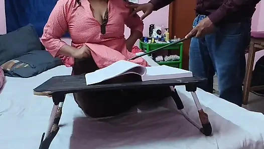 Öğretmen en sevdiği öğrenciyi yaramaz tantarum yüzünden sopayla cezalandırıyor