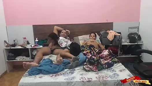 Saya menelepon teman saya untuk melihat nextfli dan suami saya tidak melewatkan kesempatan untuk memakannya