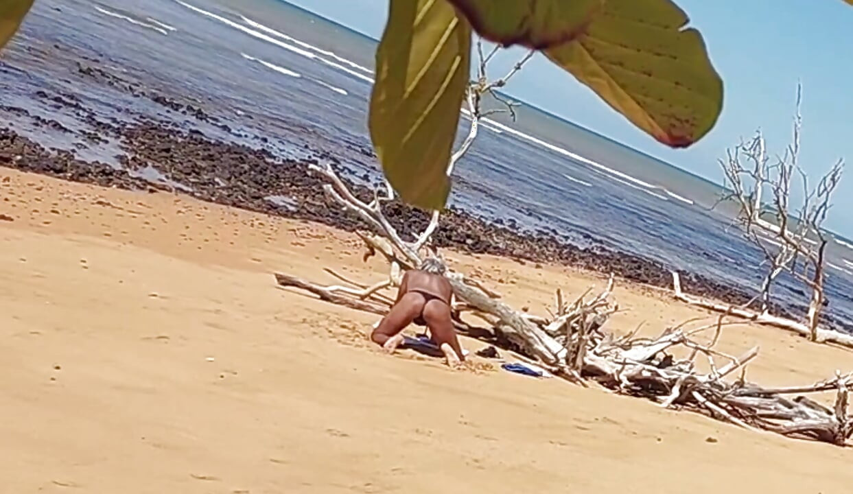 Ladysilva was filmed hiding tanning her hot ass on the beach