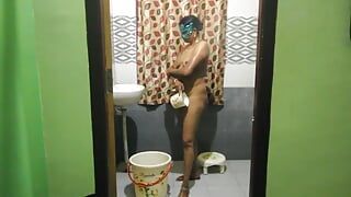 Une tatie indienne mature excitée filmée sous la douche