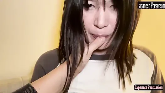 Pertemuan pertama cewek imut amatir yang penuh dengan senyum dan penuh sperma ini!