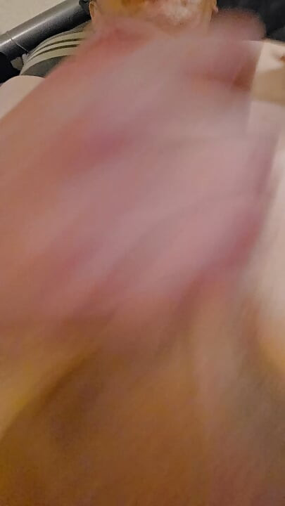 用我的玩具玩弄假阳具的自慰视频，但用手指插我的菊花