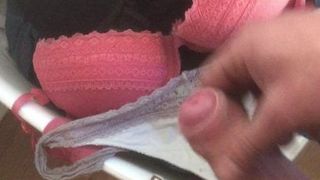 Thụy Sĩ khách hàng panty và áo ngực đột kích cumshot