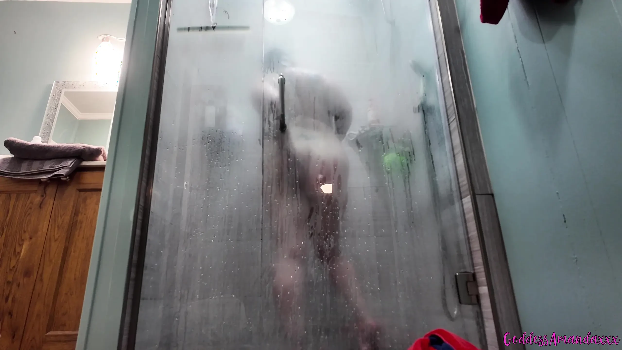 性感的胖美女Amanda在淋浴间里戏弄