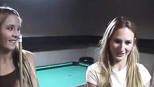 İki azgın genç kız adamın yarağının üstüne atlıyor