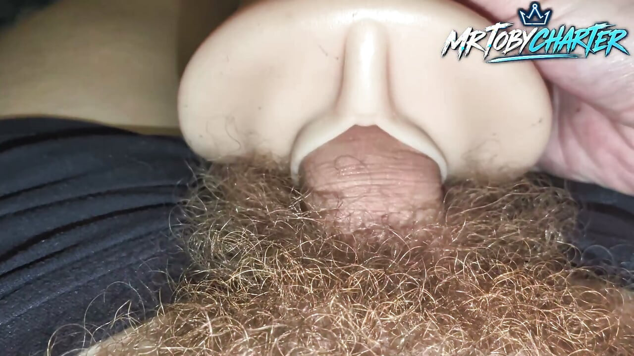 臥室裡的足部與打手槍以及小穴玩具插入