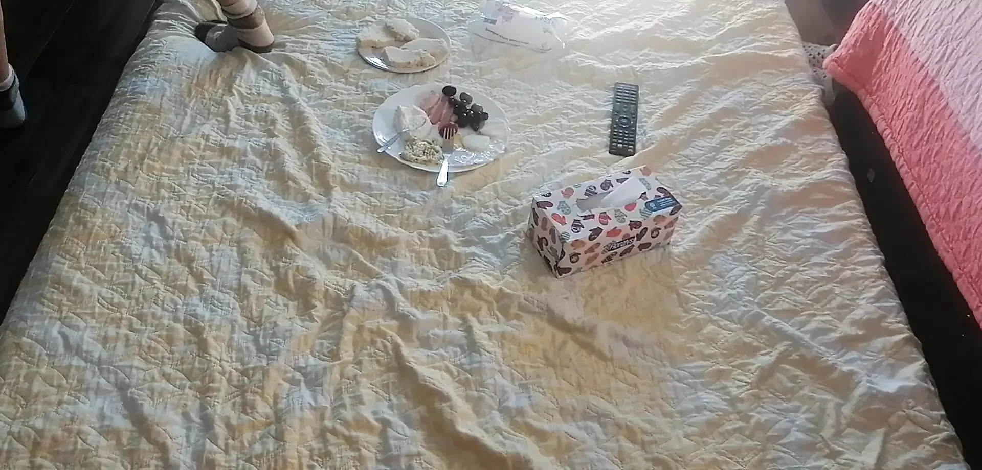 Seksi patni bedroom men nashta kha rahi hai. shaukiya patni nagn ghar par kasarat karti hai.
