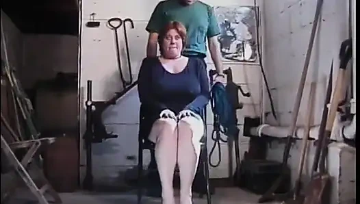 Brunette dengan ambing besar dibelai dan ditambatkan di kamar